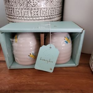 Honey bee salt and pepper shakers